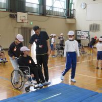 10月22日23日　5年生　福祉の学習　車いす体験