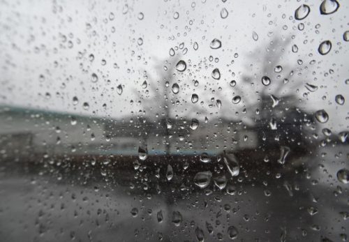 雨でスタート