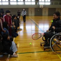 車いすテニスプレイヤー生田さんから学ぶ（４年）