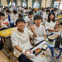 只今、昼食中(1年生校外研修④)