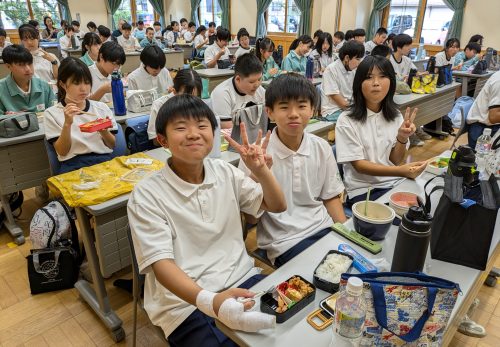 只今、昼食中(1年生校外研修④)