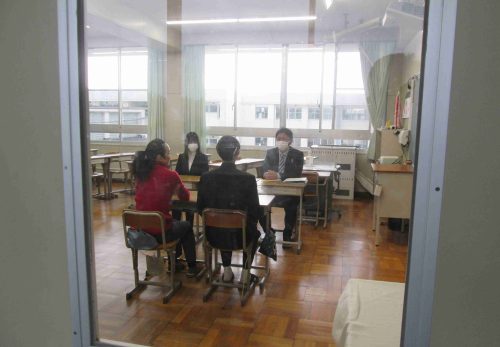 三者懇談始まる