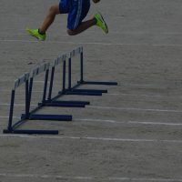 からだを鍛える子どもたち（ハードル）