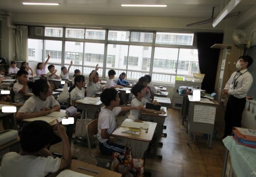 岐阜県庁の統計課の方をお招きして、統計について学びました
