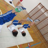 体育科「マット運動」の学習の様子、そして国語科の本の帯づくりの様子です