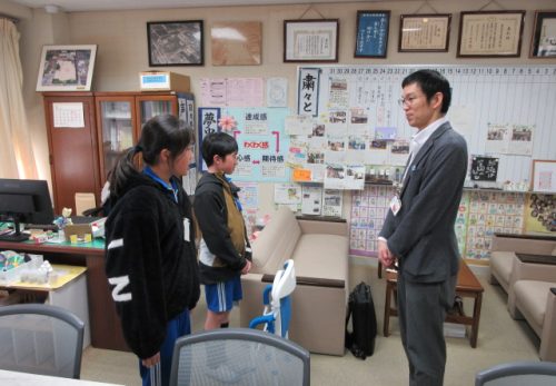 社会福祉協議会へシャワーチェアを贈呈しました。