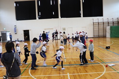 今年の大縄跳びは、ファミリー（異年齢）で挑戦！！