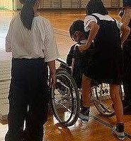 ５年生　白杖体験・車いす体験