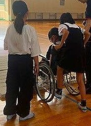 ５年生　白杖体験・車いす体験