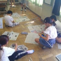 新聞紙を丸めて…