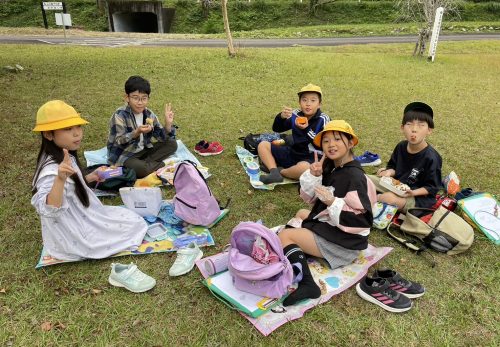 おいしいお弁当いただいています。（４年生校外学習）